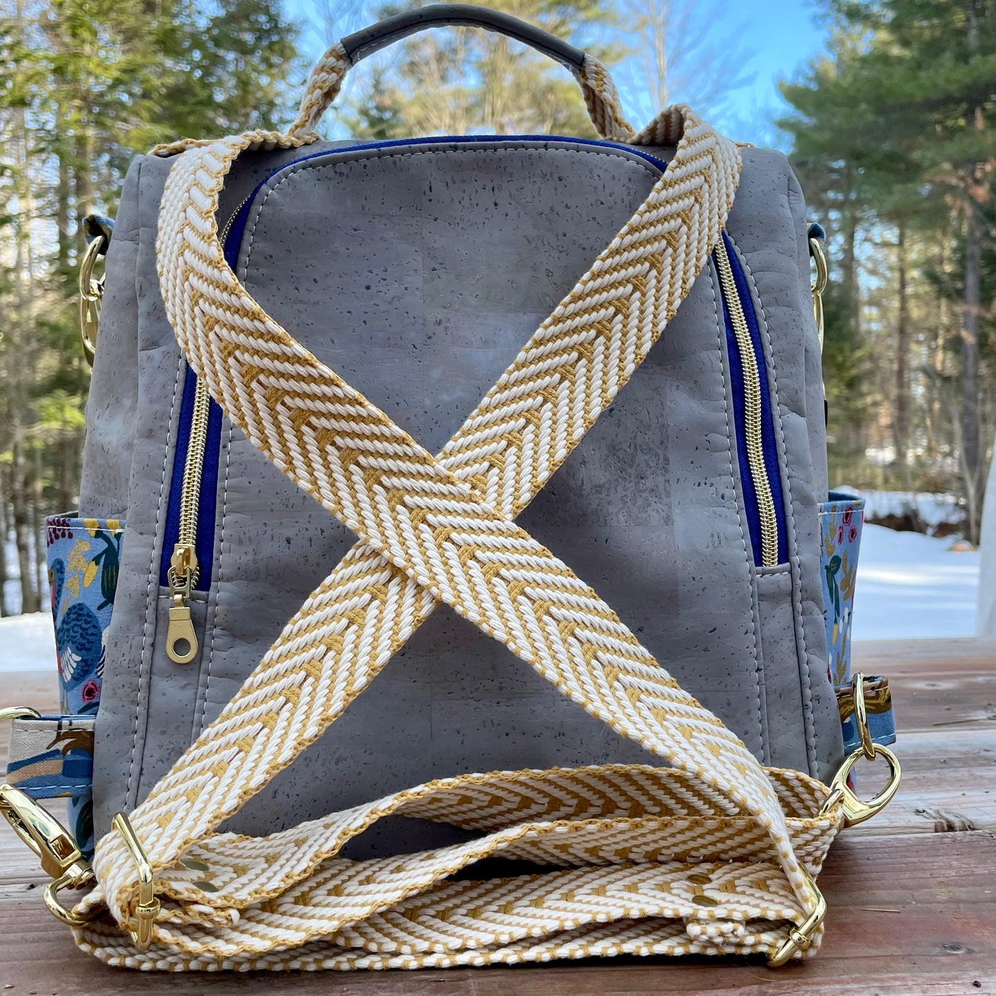 Le Gardien - Sac à dos bleu à motif inspiré d’Alice au pays des merveilles, liège gris pâle.