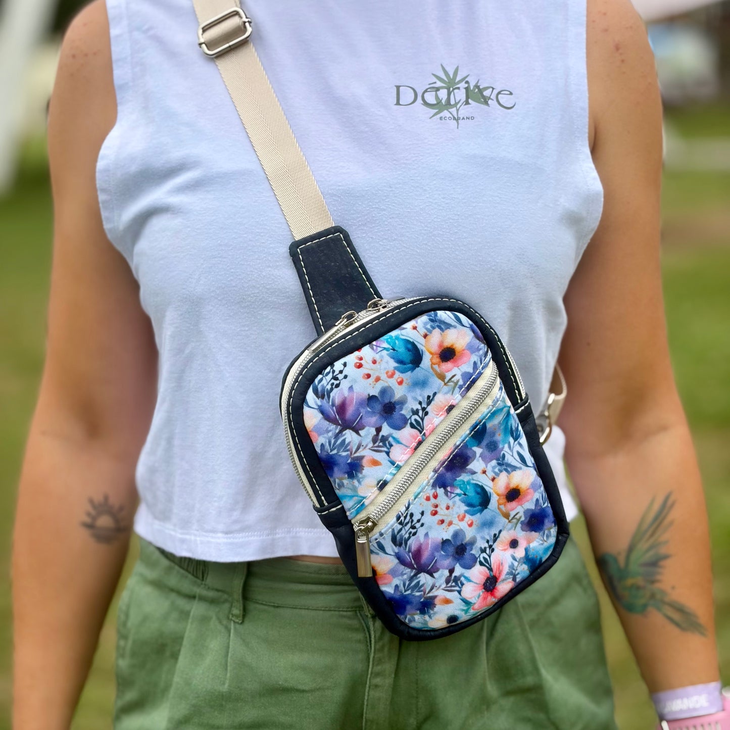 Sac de corps en canevas à motifs de fleurs bleues et roses, liège bleu marin
