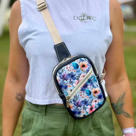 Sac de corps en canevas à motifs de fleurs bleues et roses, liège bleu marin