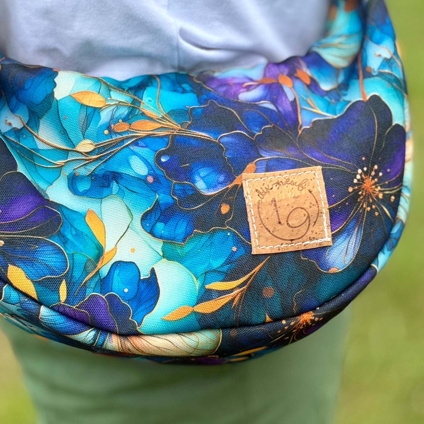 Le Charlevoix - Sac en demi-lune en canevas à motif de fleurs bleues