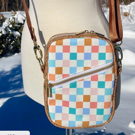 Sac bandoulière en liège naturel et doré au devant en canevas à motif de carreaux colorés.