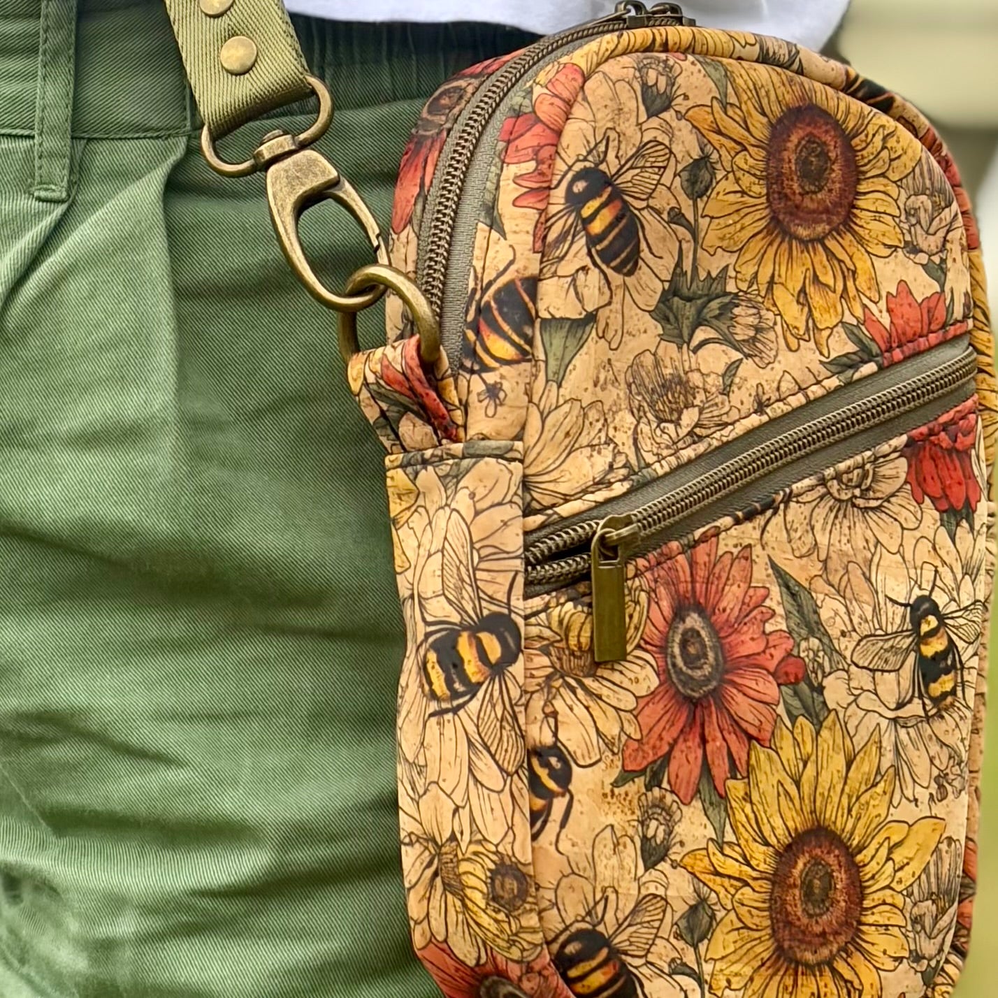 Sac bandoulière en liège à motif de fleurs jaunes et rouges