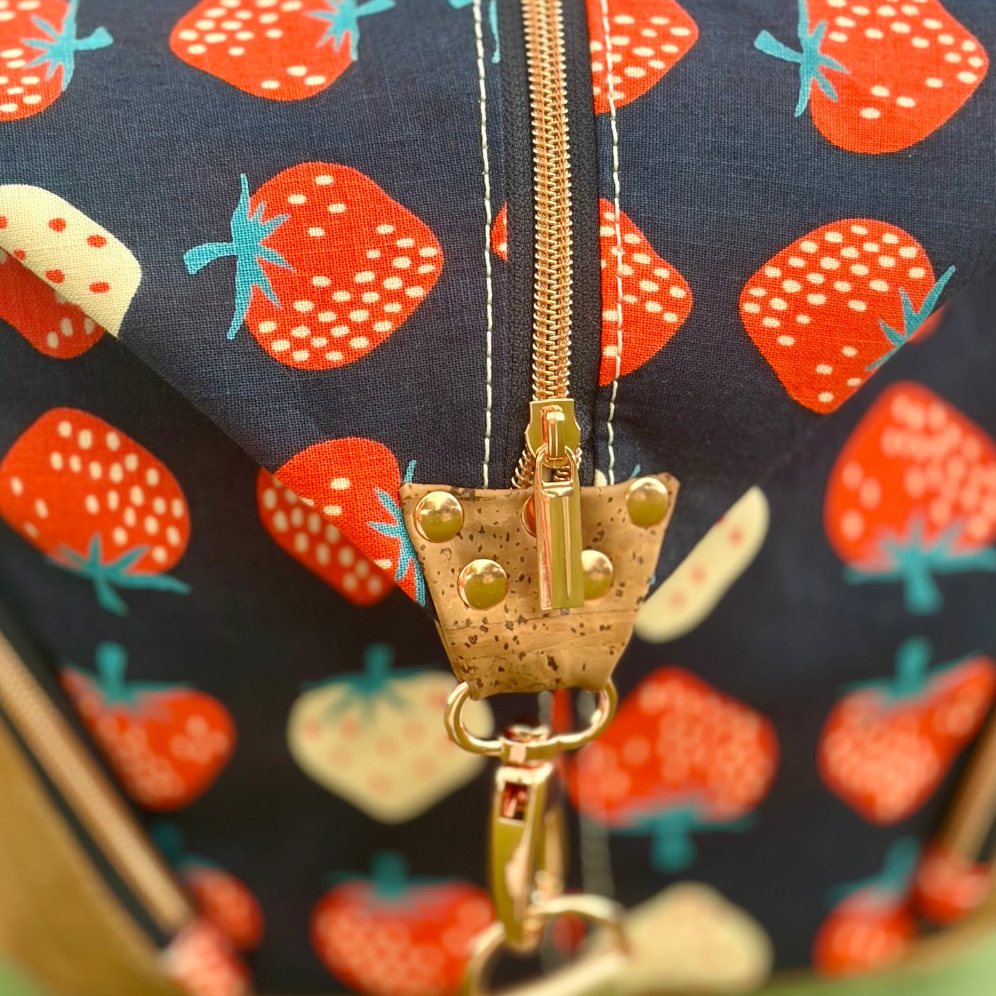 Sac à dos en canevas bleu marin à motifs de fraises et au liège brun pâle