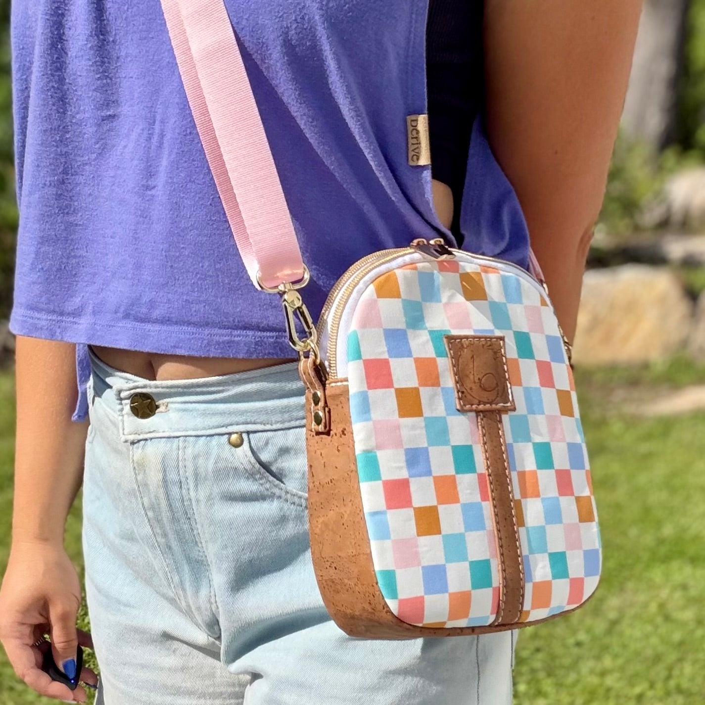 Sac bandoulière en canevas à motif de carreaux colorés, liège brun pâle