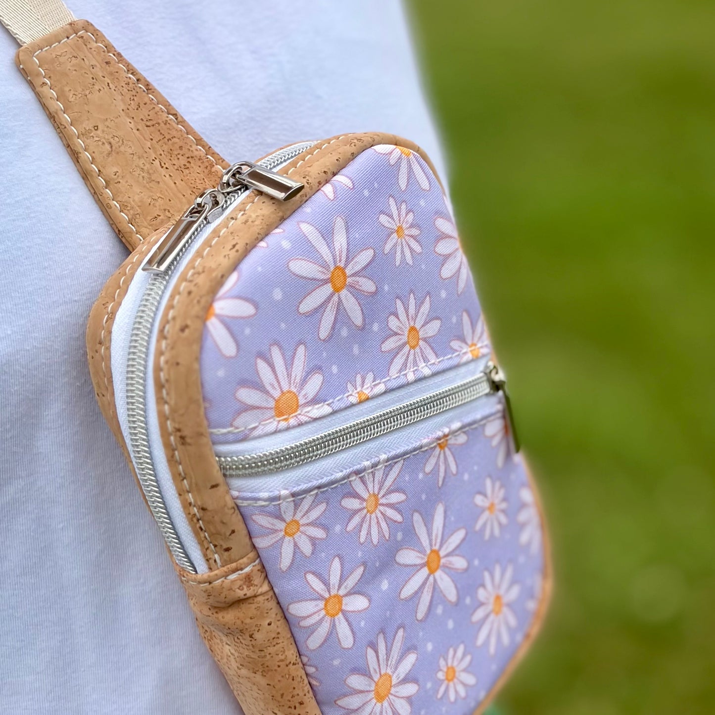 Sac de corps en canevas mauve à motifs de marguerites, liège naturel