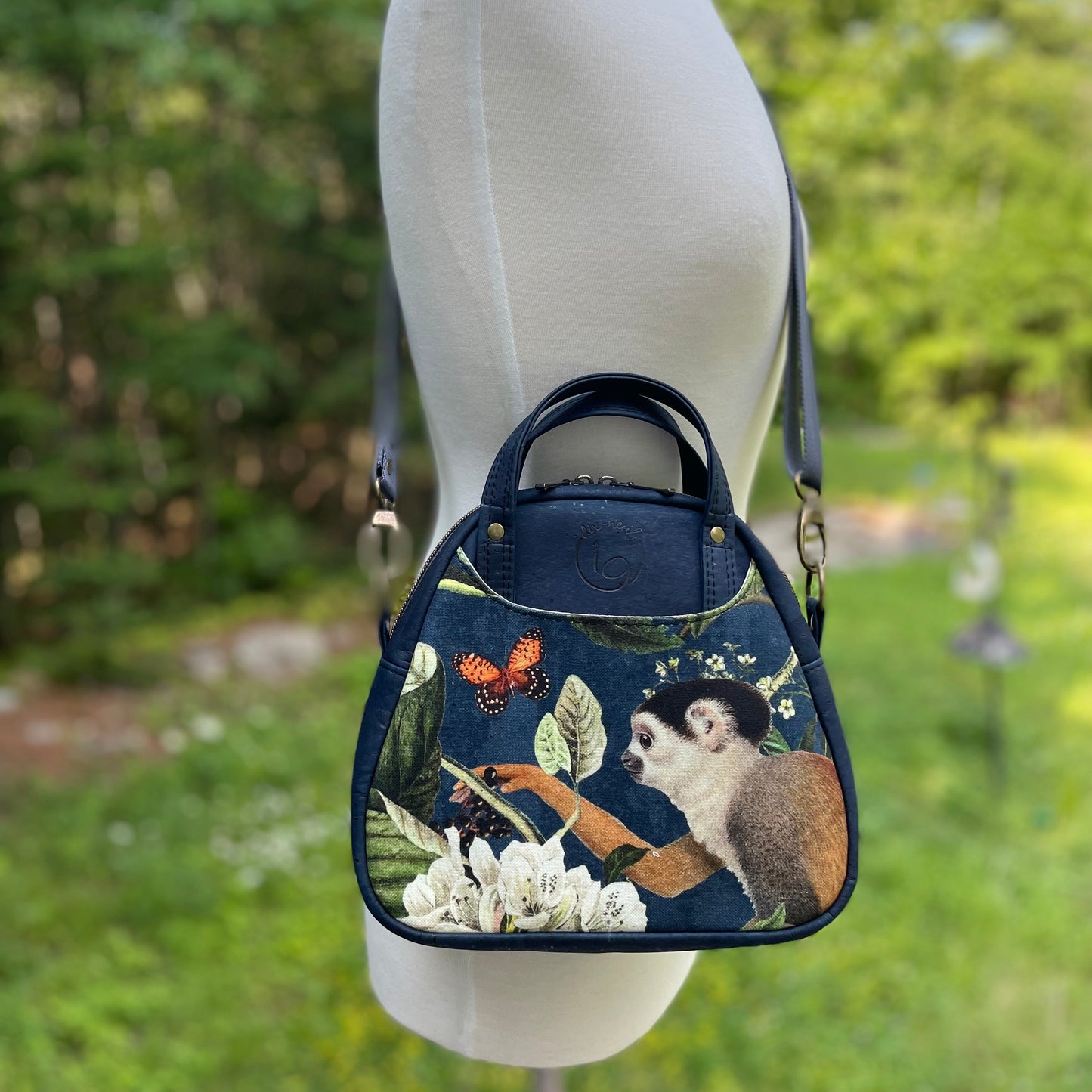 Montréal petit format - Sac à main à motif de singe et d'oiseau et en liège bleu marin