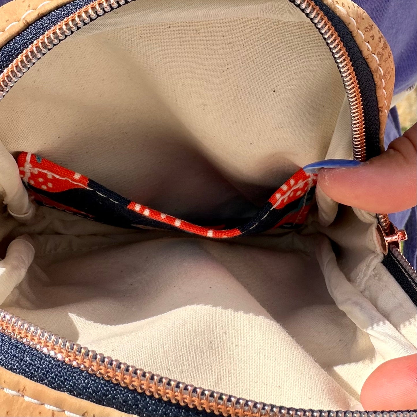 Sac de corps en canevas bleu marin à motif de fraises, liège naturel