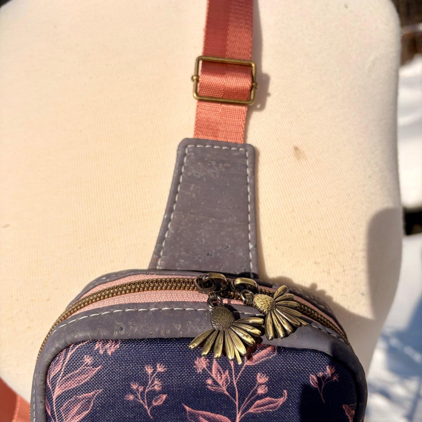 Sac de corps en liège gris charcoal au devant en canevas à motifs de fleurs
