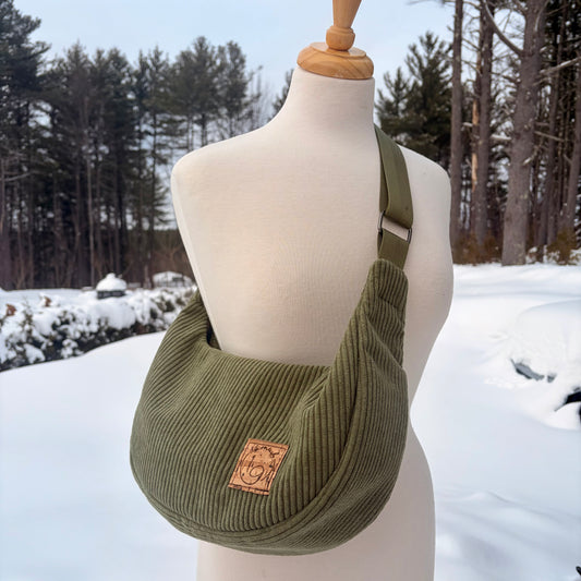 Le Charlevoix - Sac en demi-lune en corduroy vert
