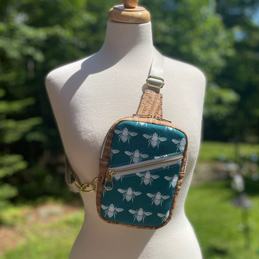Sac de corps en liège naturel au devant en canevas à motifs d’abeilles.