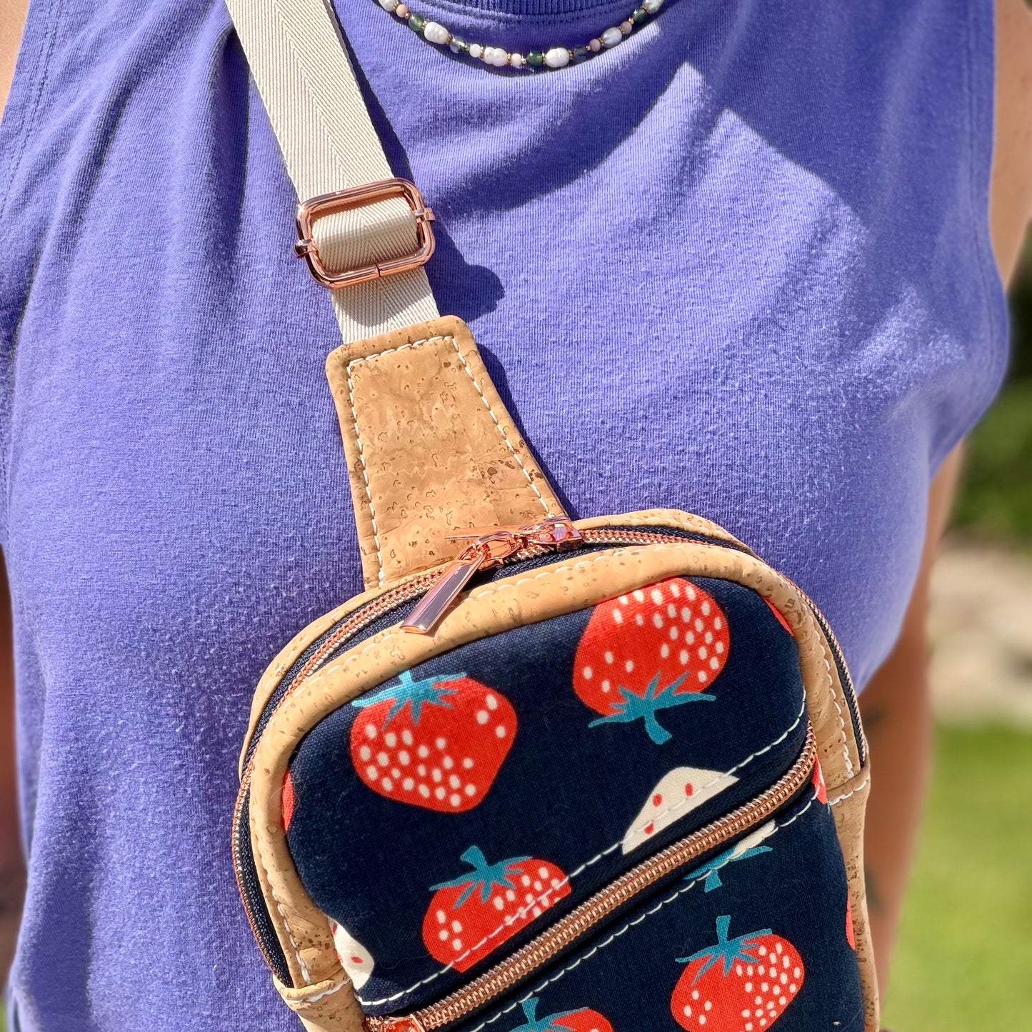 Sac de corps en canevas bleu marin à motif de fraises, liège naturel