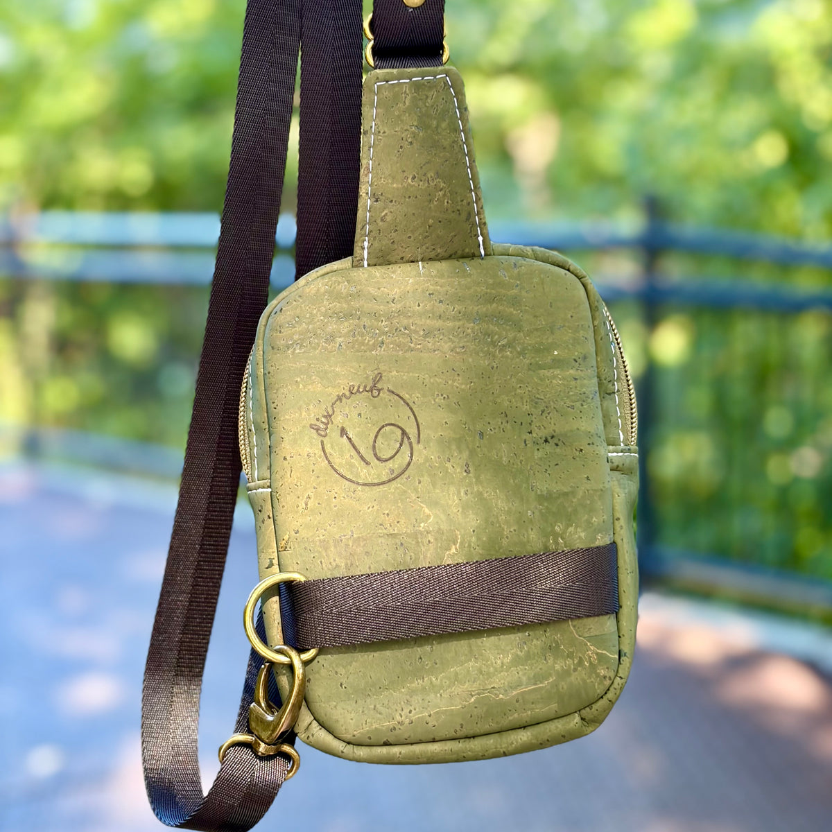 Sac de corps en liège vert et canevas noir à motif de feuillage