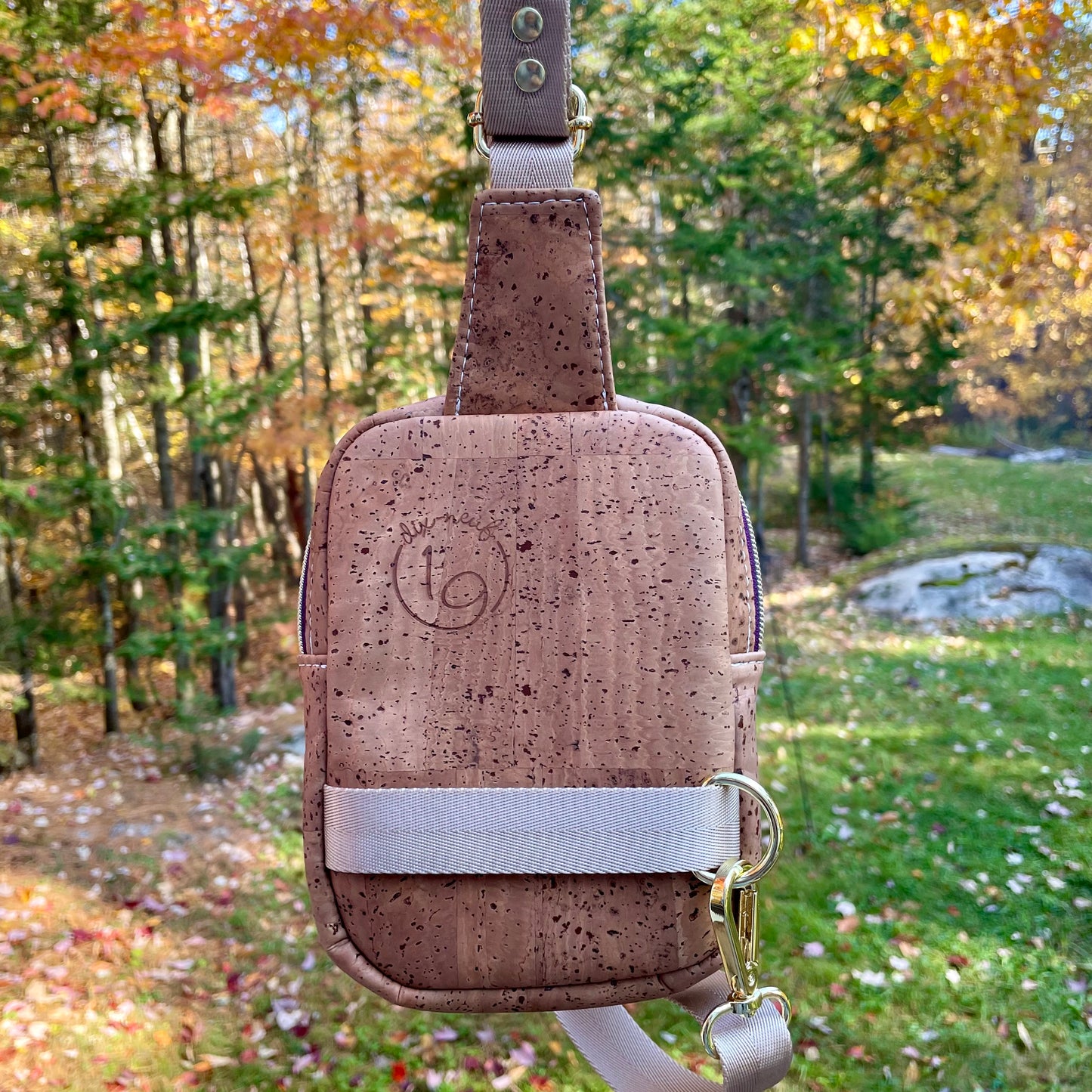 Sac de corps en liège brun pâle et en tissu à motif de tournesols, fermeture éclaire mauve et ganse beige