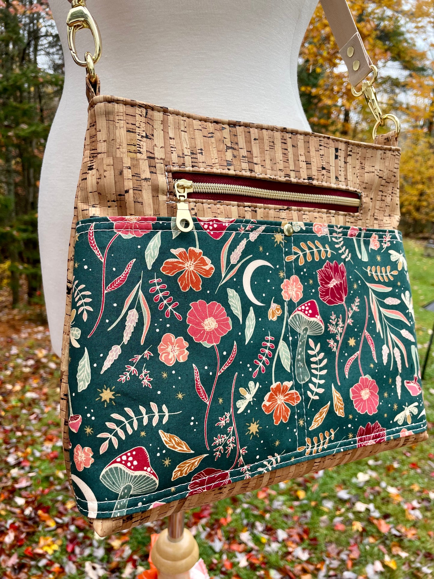 Petit sac en bandoulière à motif de fleurs et de champignons, liège naturel ligné.