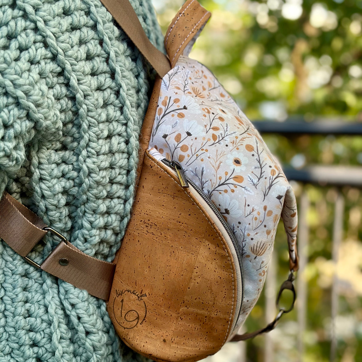 Sac à dos en canevas beige à motif de fleurs, liège brun pâle