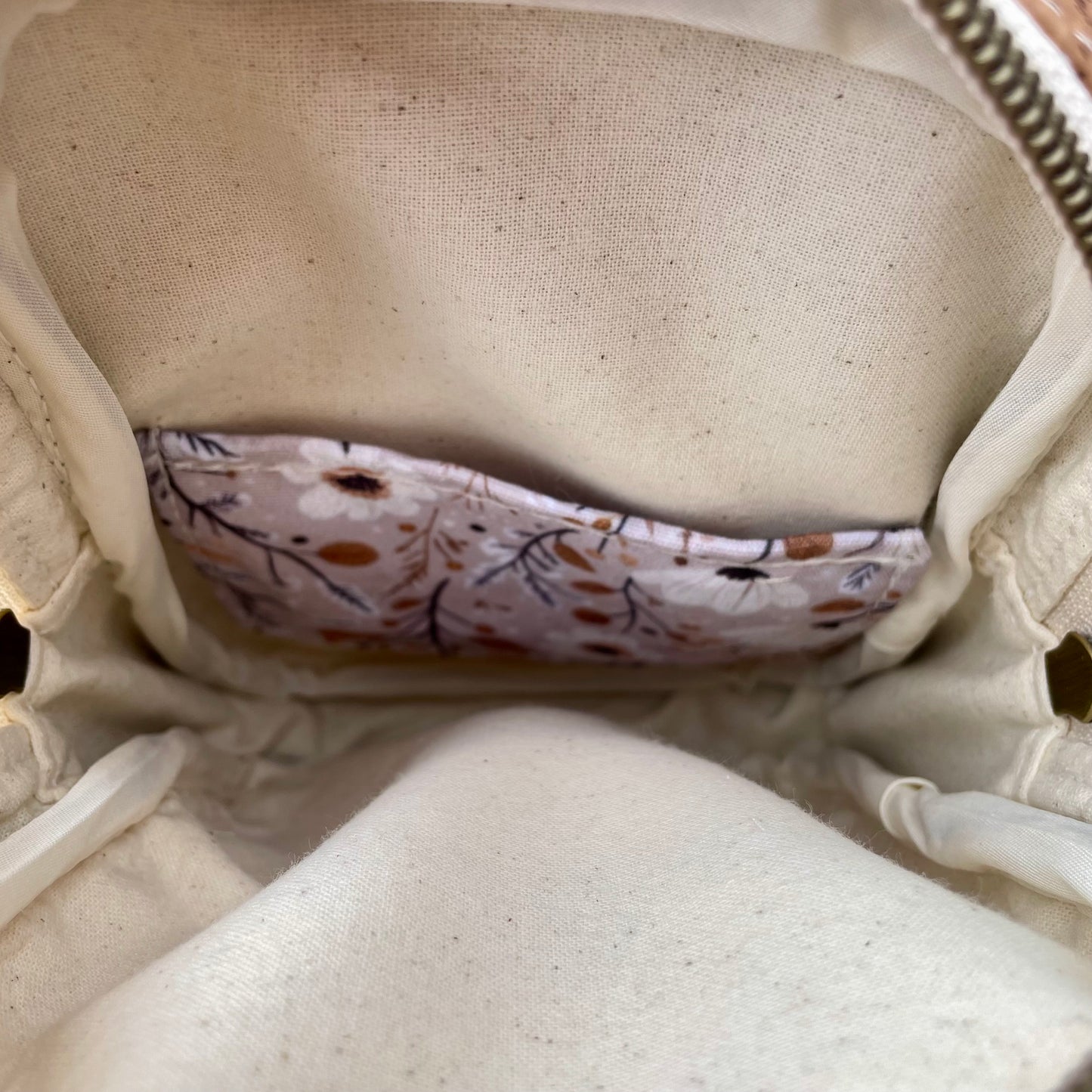 Sac de corps en liège brun pâle au devant en canevas beige à motifs de fleurs