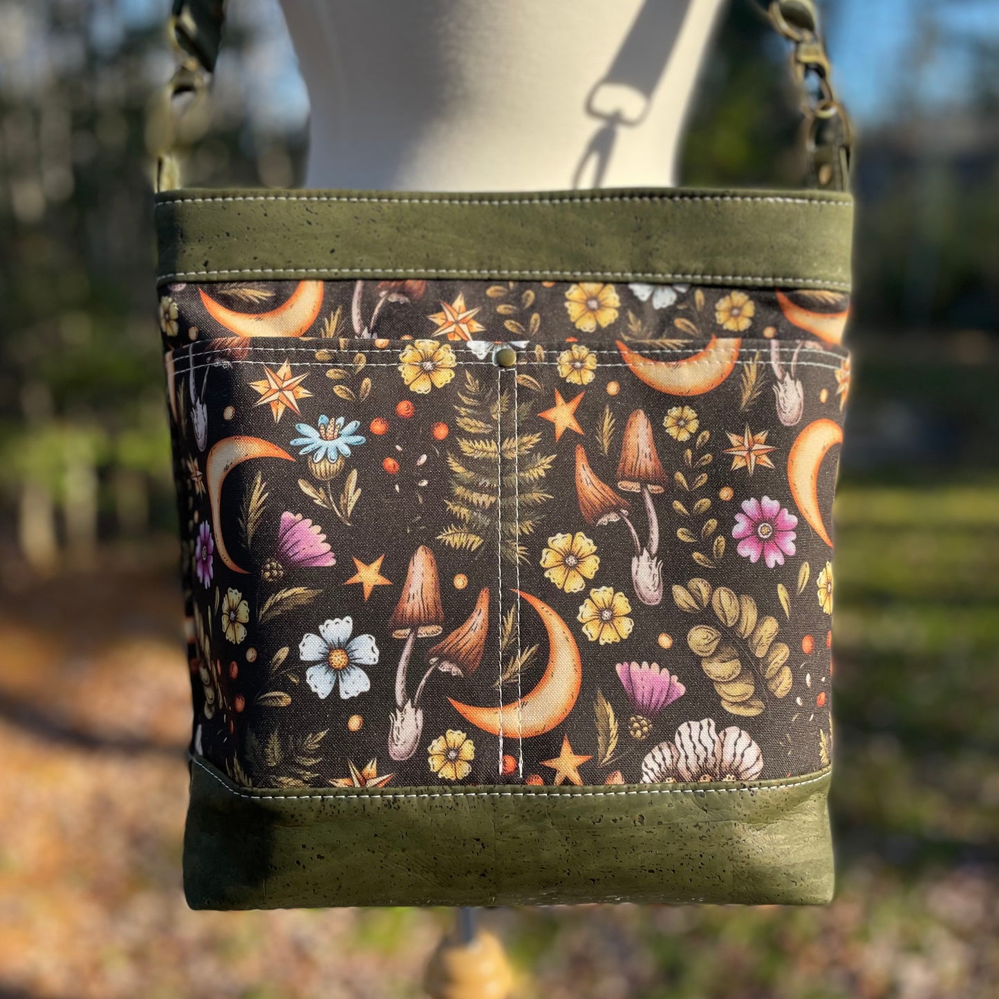 Sac en bandoulière à motif de champignons et de la nature, liège vert.