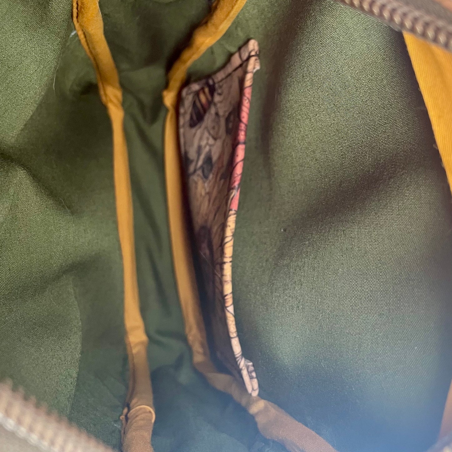 Sac bandoulière en liège à motif de fleurs jaunes et rouges