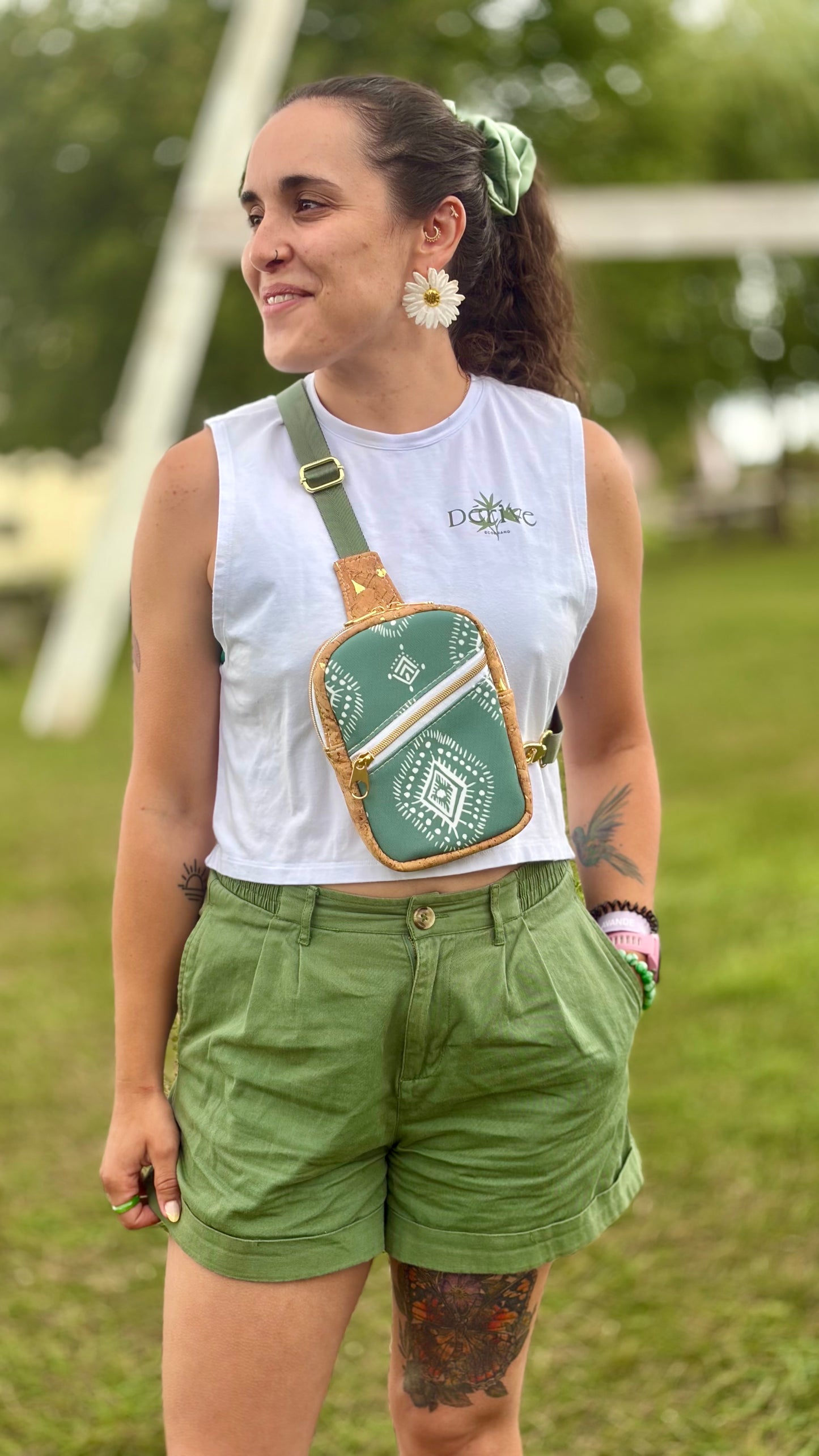 Sac de corps en canevas vert à motif bohème blanc, liège naturel aux éclats dorés