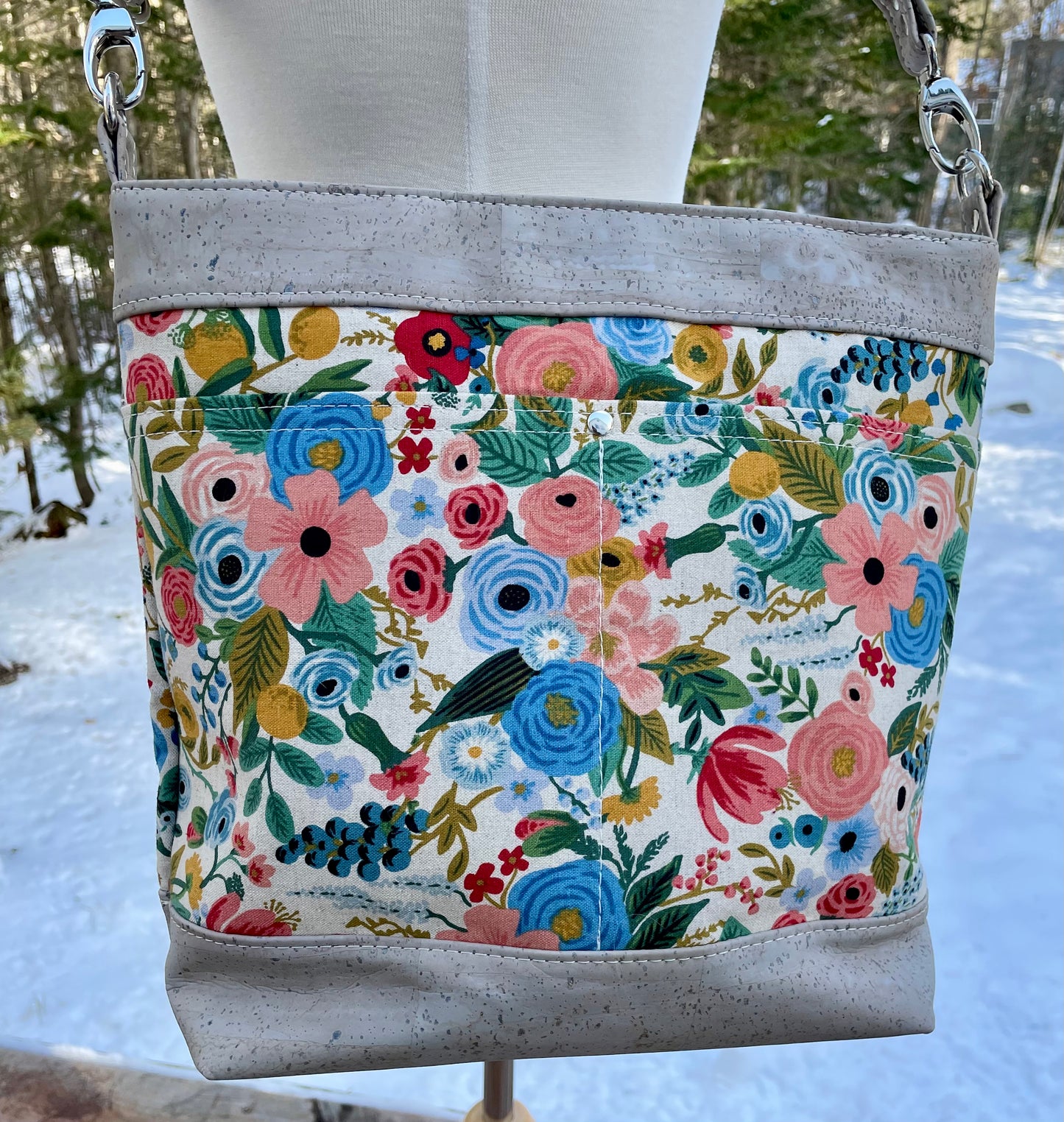 Sac en bandoulière fleuri coloré, liège gris pâle.