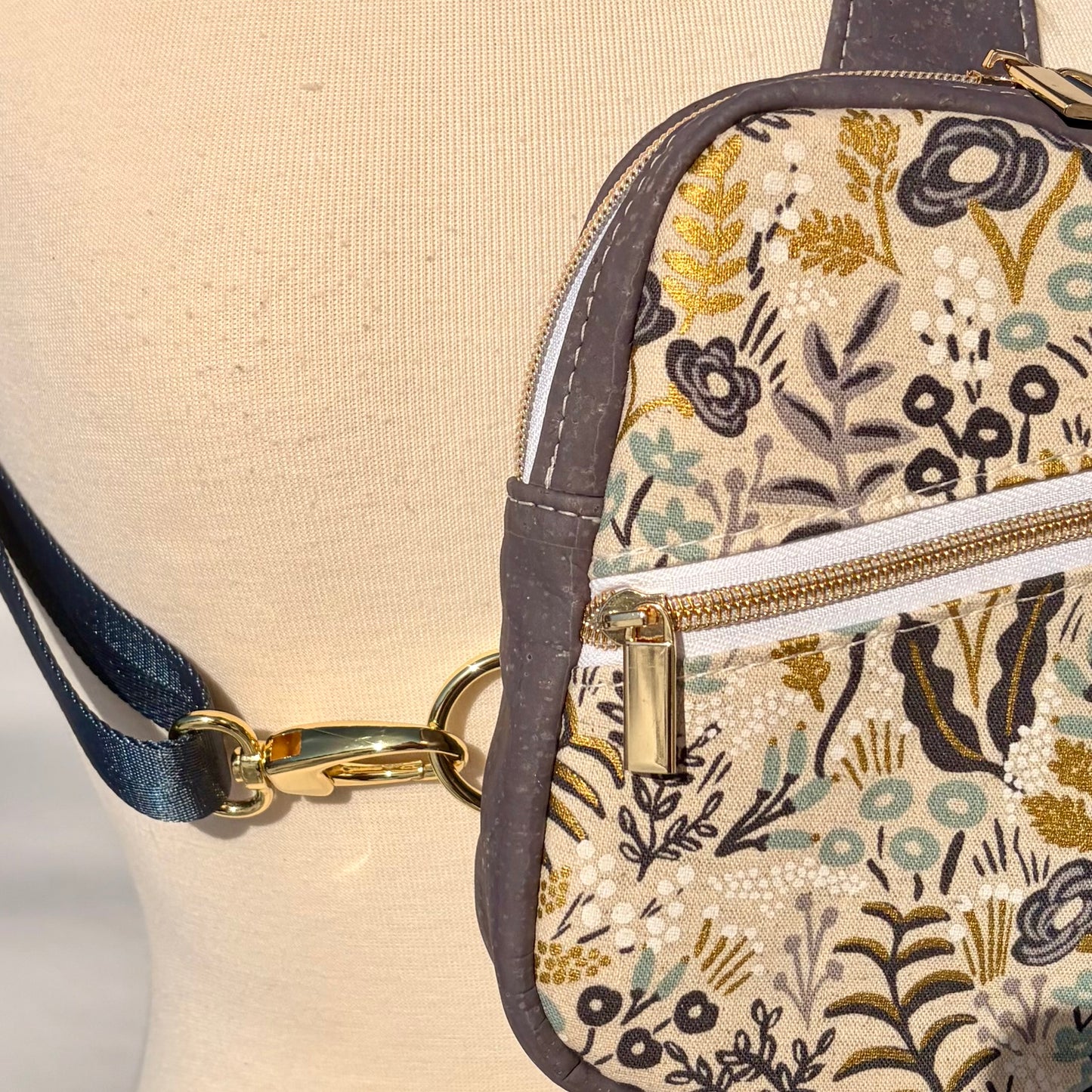 Sac de corps en liège gris charcoal au devant en canevas à motifs de fleurs