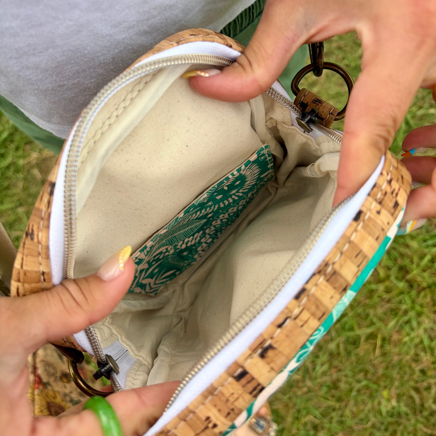 Sac bandoulière en liège naturel au devant en canevas turquoise à motifs de mandalas