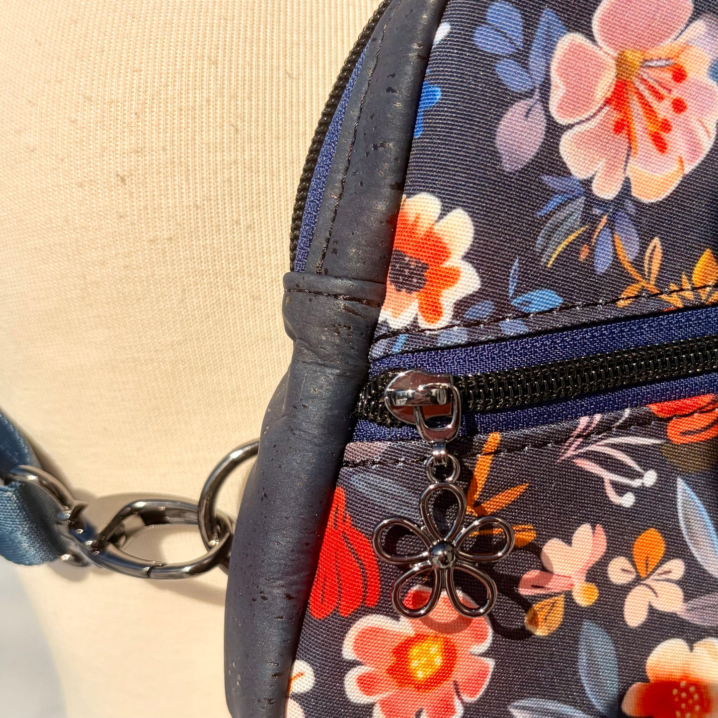 Sac de corps en liège bleu marine au devant en canevas à motifs de fleurs