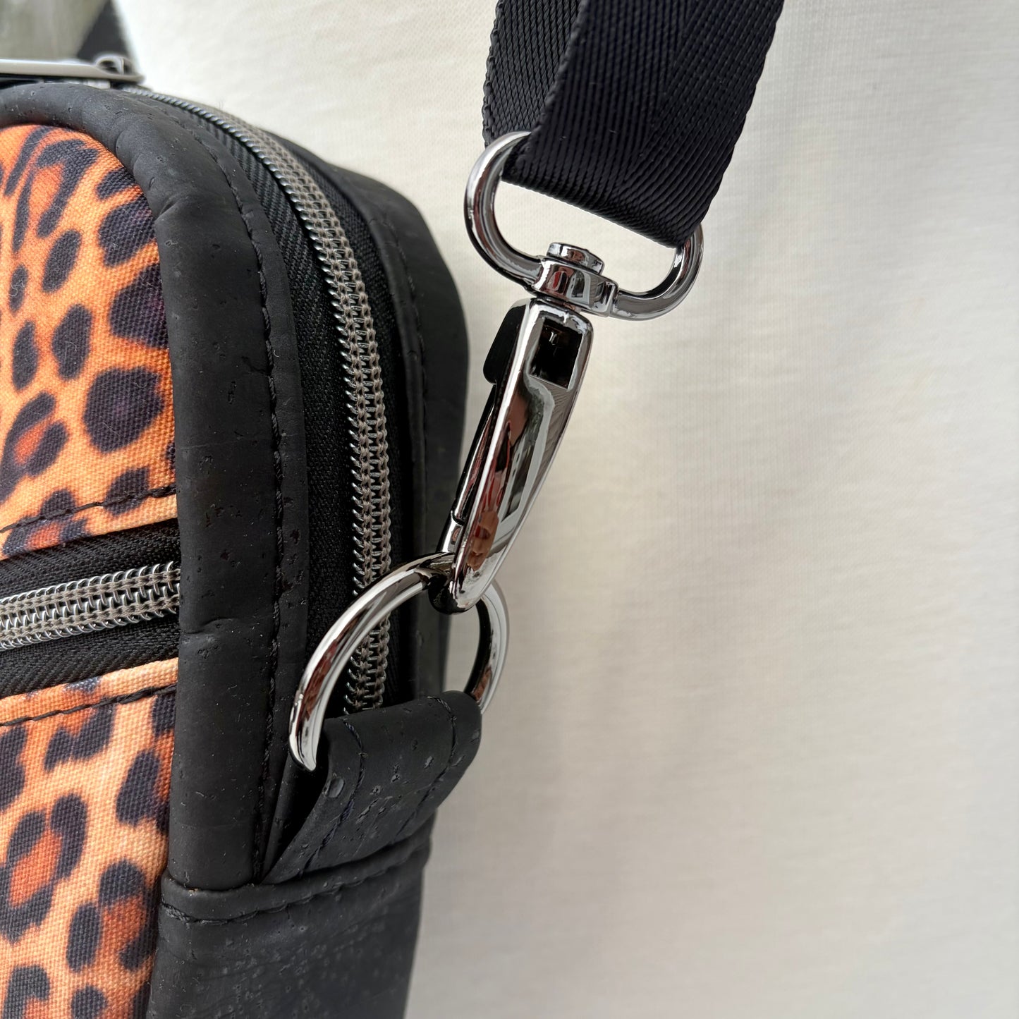 Sac bandoulière en liège noir au devant en canevas à motif léopard