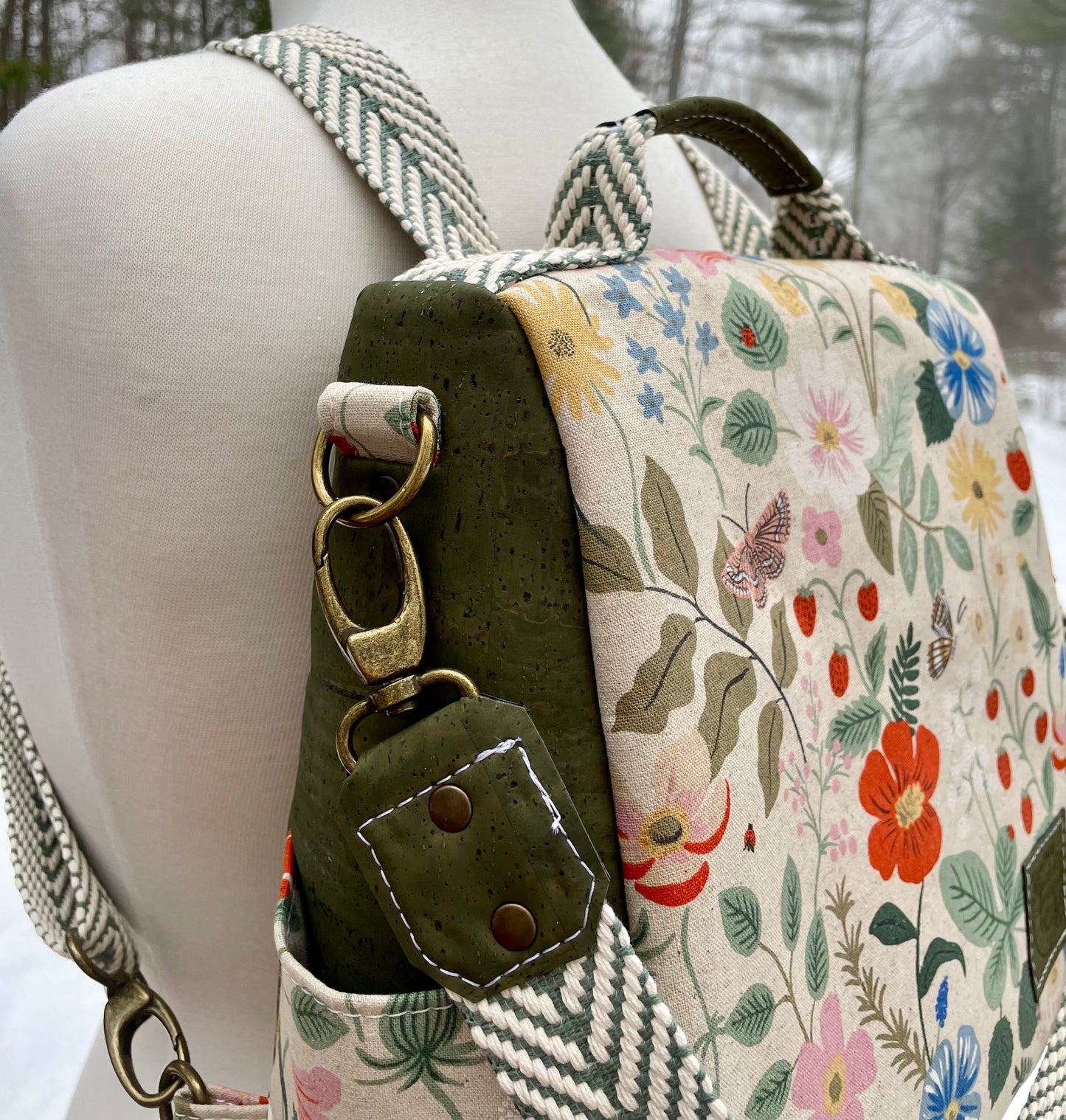 Le Gardien - Sac à dos noir à motif de fleurs colorées, liège vert armé.