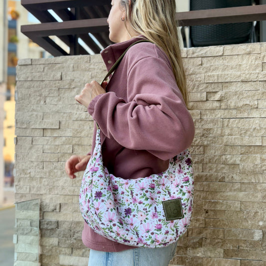 Le Charlevoix - Sac en demi-lune en canevas blanc à motif de fleurs