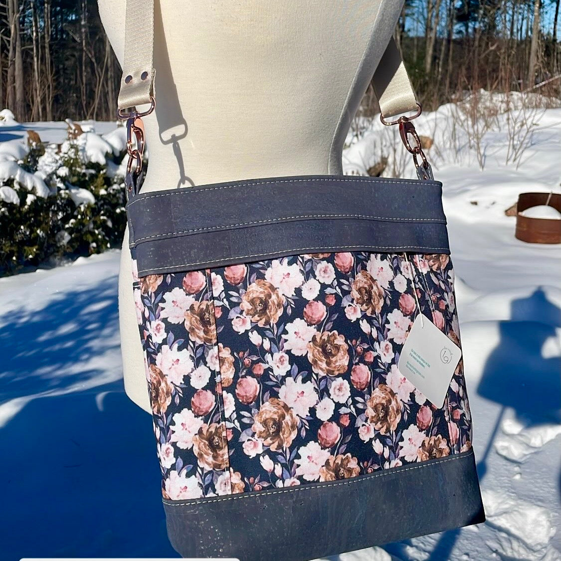 Sac en bandoulière rose à motifs de fleurs, liège gris charcoal.