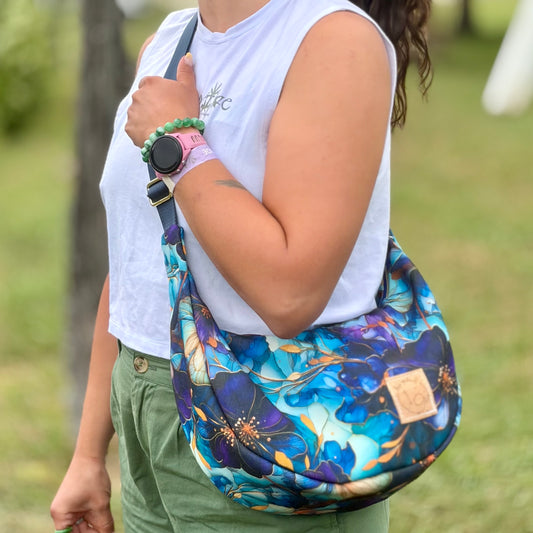 Le Charlevoix - Sac en demi-lune en canevas à motif de fleurs bleues