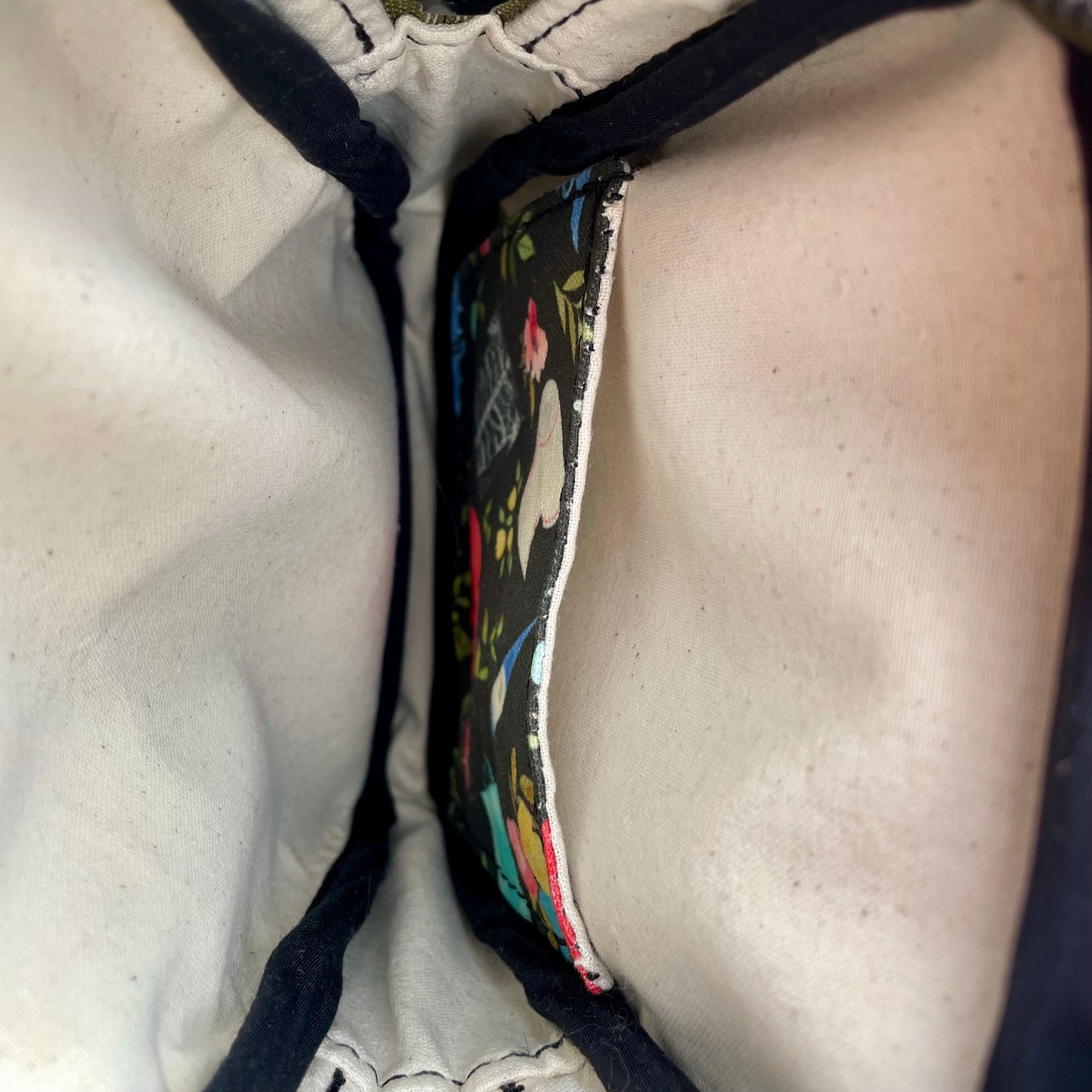 Sac de corps en liège vert au devant en canevas noir à motifs de fleurs et médical