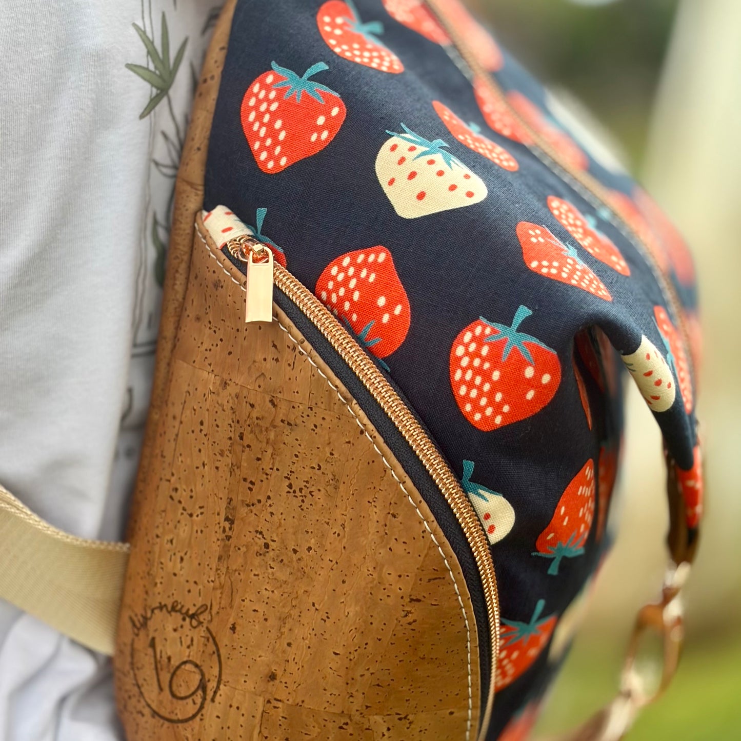 Sac à dos en canevas bleu marin à motifs de fraises et au liège brun pâle