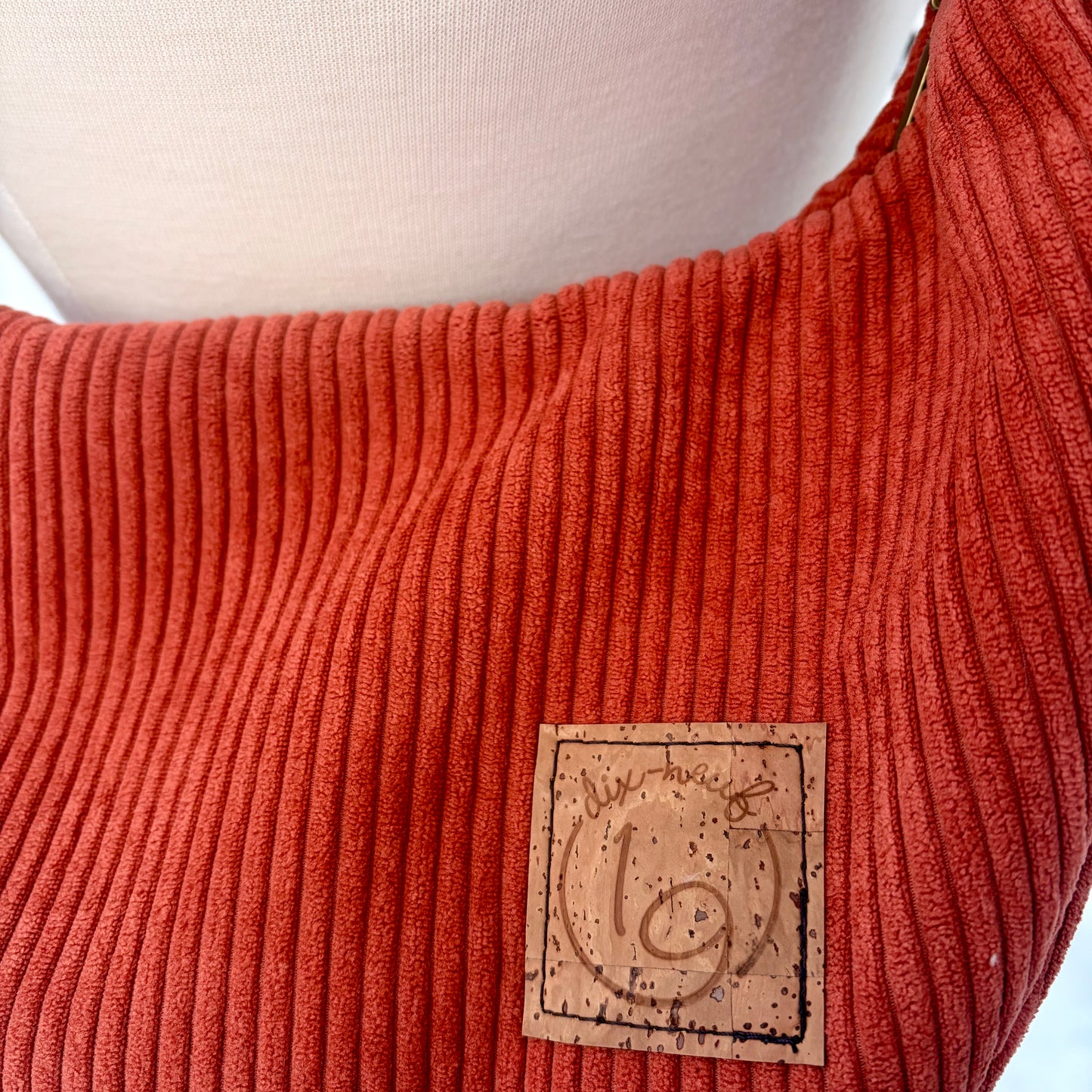 Le Charlevoix - Sac en demi-lune en corduroy rouge orangé