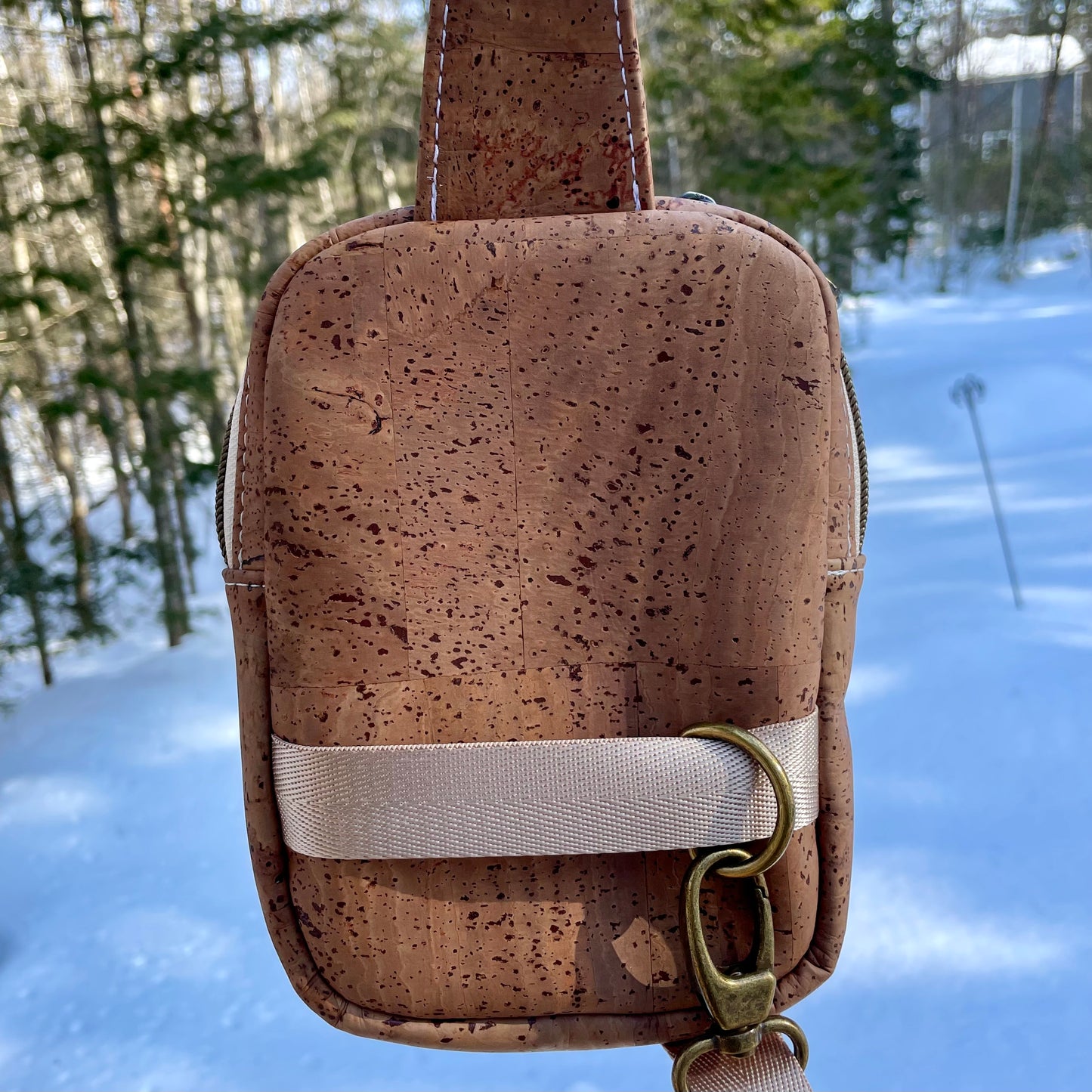 Sac de corps en liège brun pâle au devant en canevas à motif de fleurs colorées