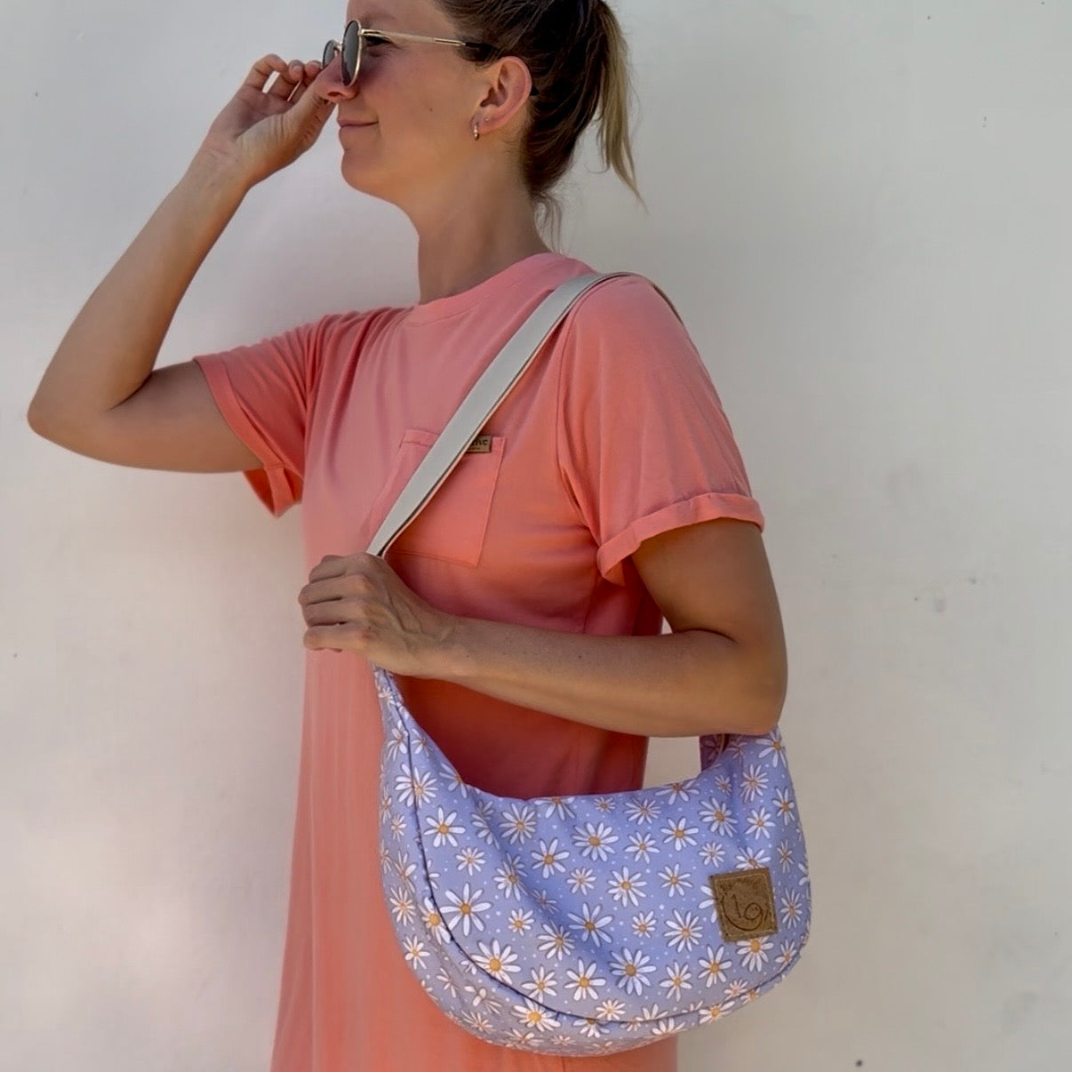 Le Charlevoix - Sac en demi-lune en canevas mauve à motif de fleurs marguerites
