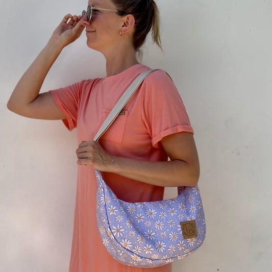 Le Charlevoix - Sac en demi-lune en canevas mauve à motif de fleurs marguerites