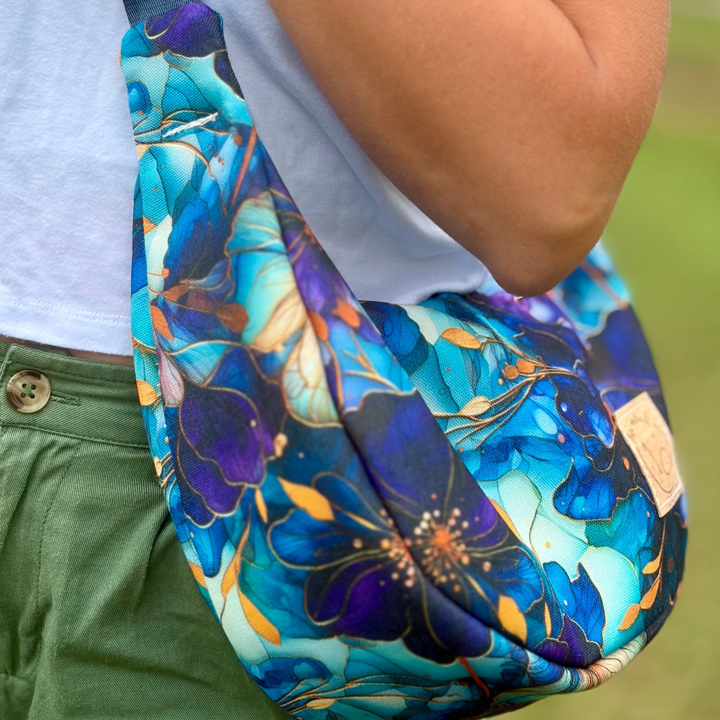 Le Charlevoix - Sac en demi-lune en canevas à motif de fleurs bleues
