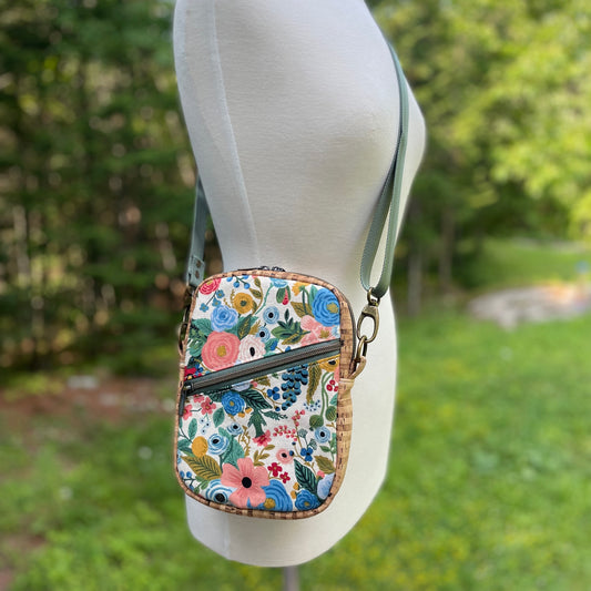 Sac bandoulière en liège naturel au devant en canevas à motif de fleurs.