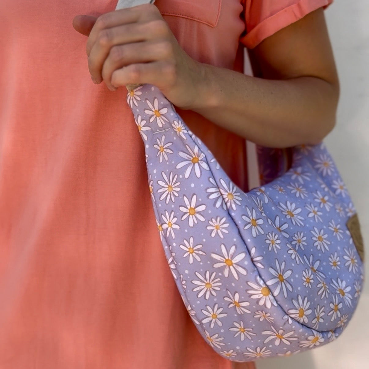 Le Charlevoix - Sac en demi-lune en canevas mauve à motif de fleurs marguerites