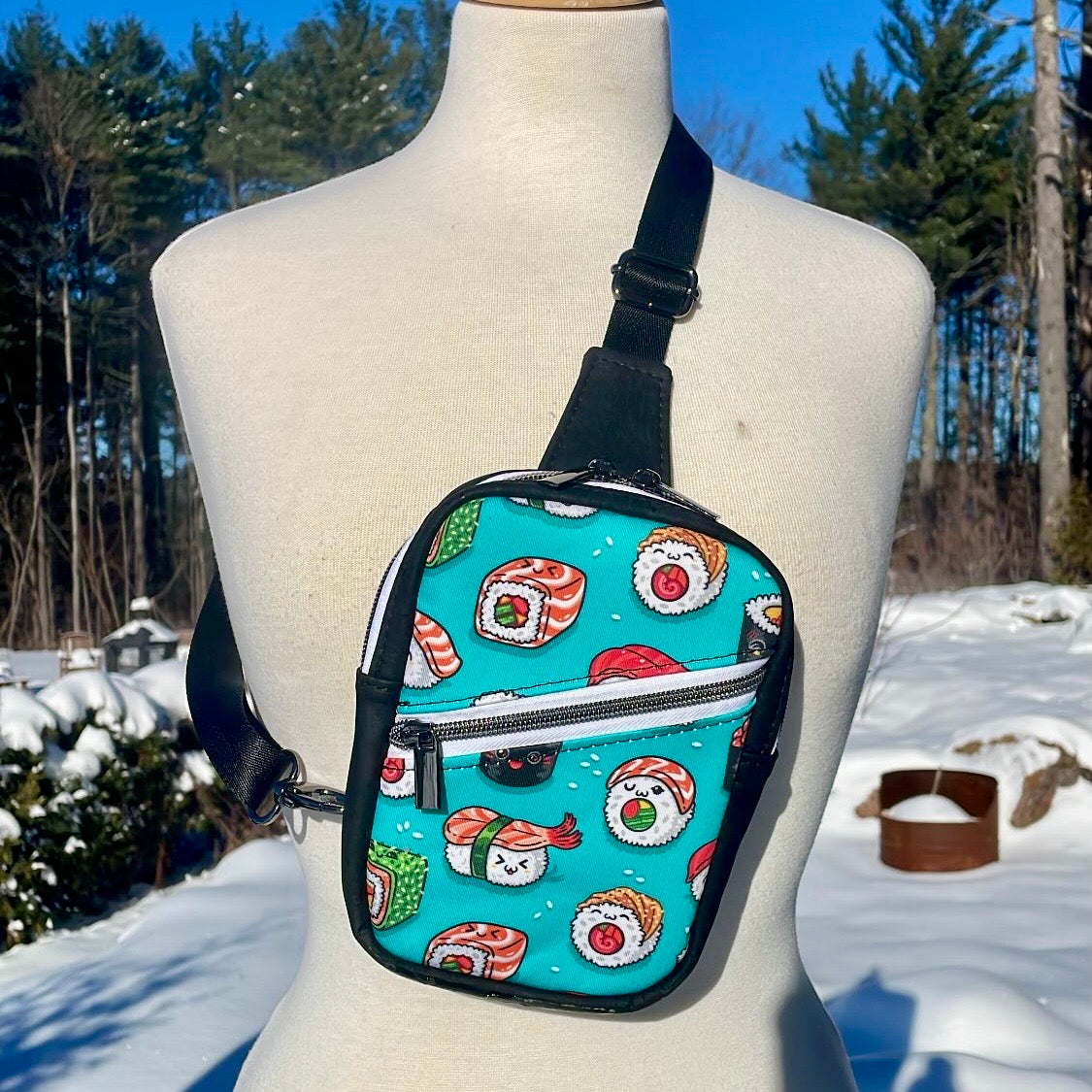 Sac de corps en liège noir au devant en canevas à motifs de sushis