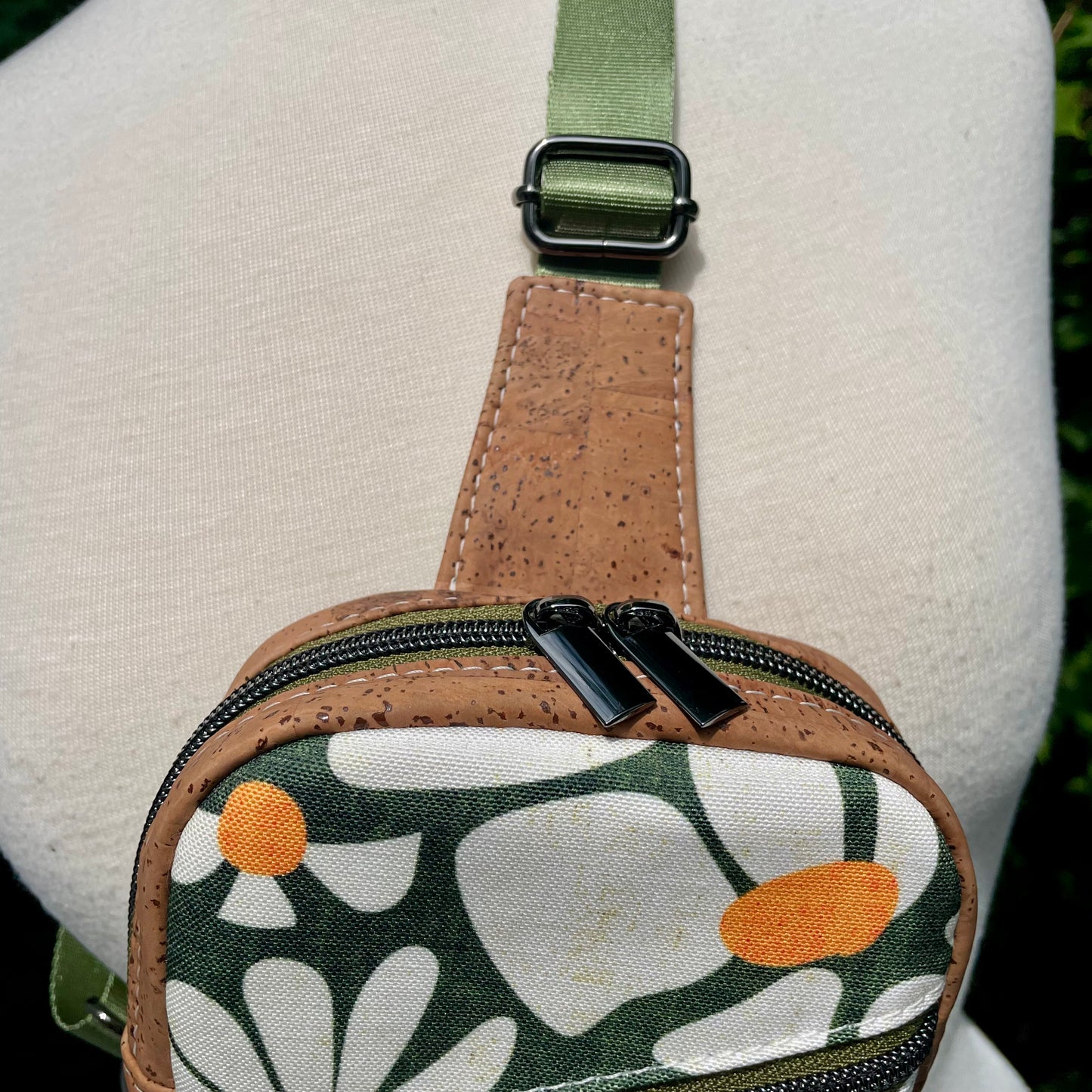 Sac de corps en liège brun pâle au devant en canevas vert à motifs de fleurs