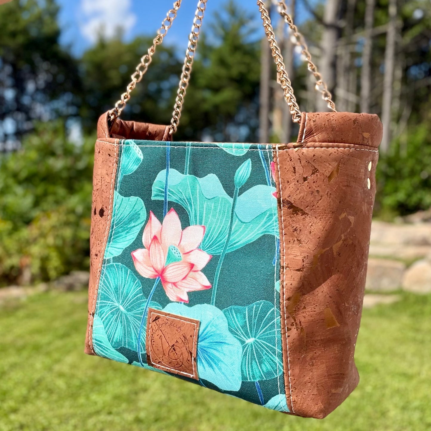 Sac bandoulière en canevas bleu vert à motif de lotus et nénuphar, liège brun