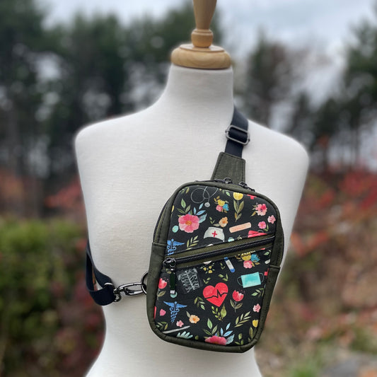 Sac de corps en liège vert au devant en canevas noir à motifs de fleurs et médical