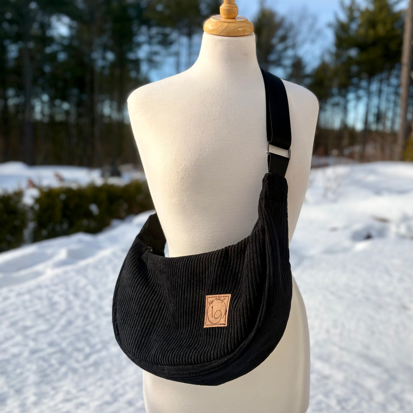 Le Charlevoix - Sac en demi-lune en corduroy noir