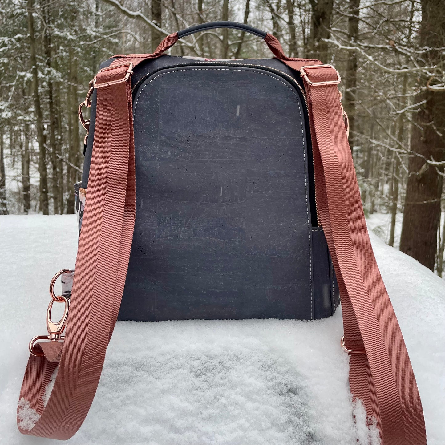 Le Gardien - Sac à dos à motif de fleurs, liège gris foncé.