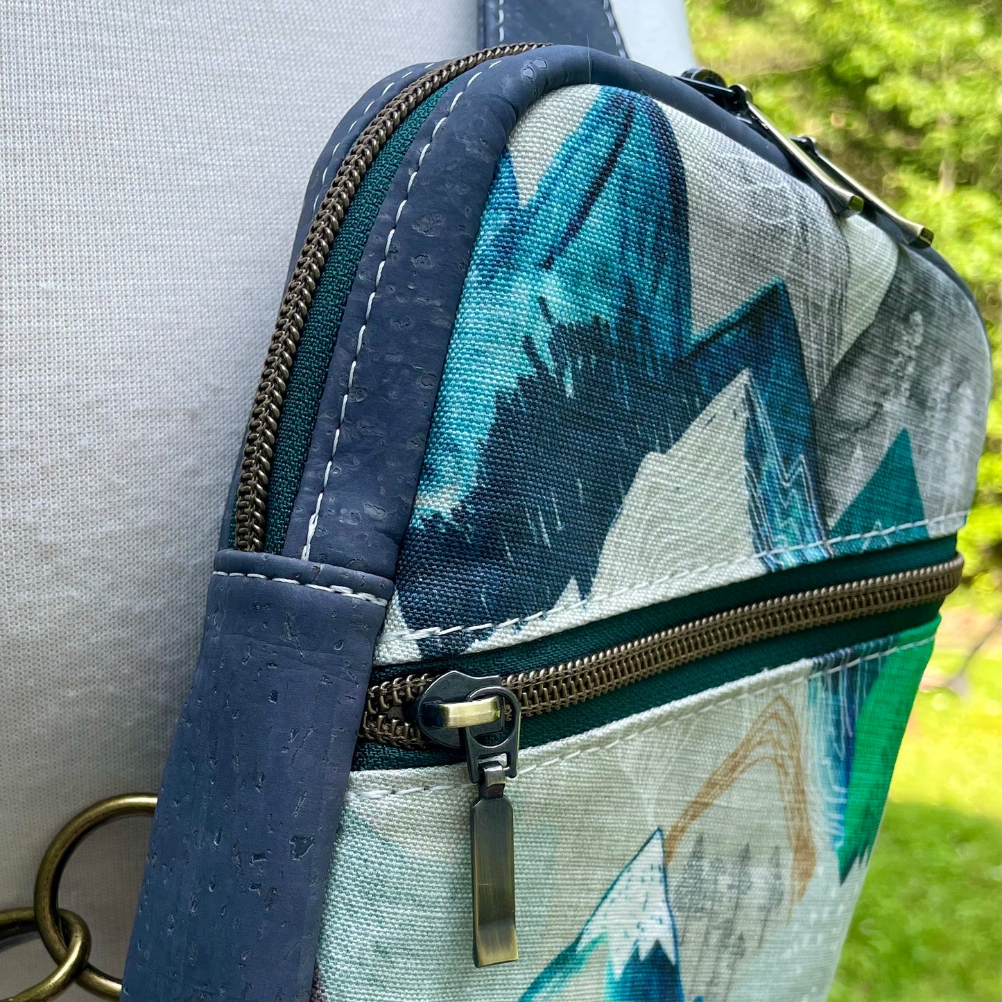 Sac de corps en liège gris charcoal au devant en canevas à motifs de montagnes dans les tons froids