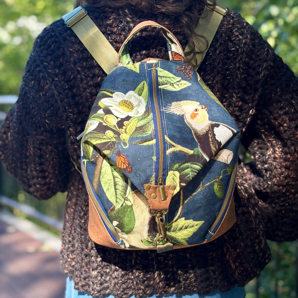 Sac à dos en canevas bleu marine à fleurs et oiseaux, liège brun pâle