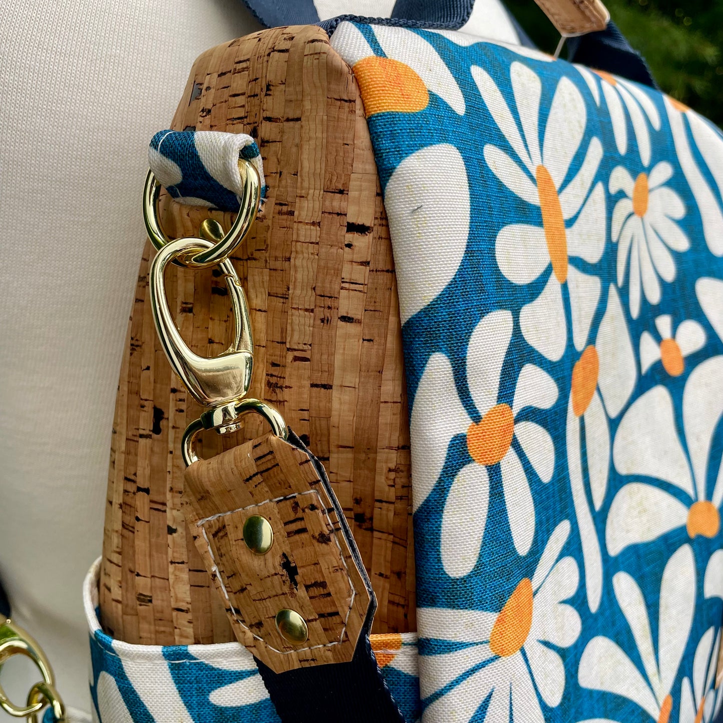 Le Gardien - Sac à dos à motif de fleurs blanches, liège naturel.